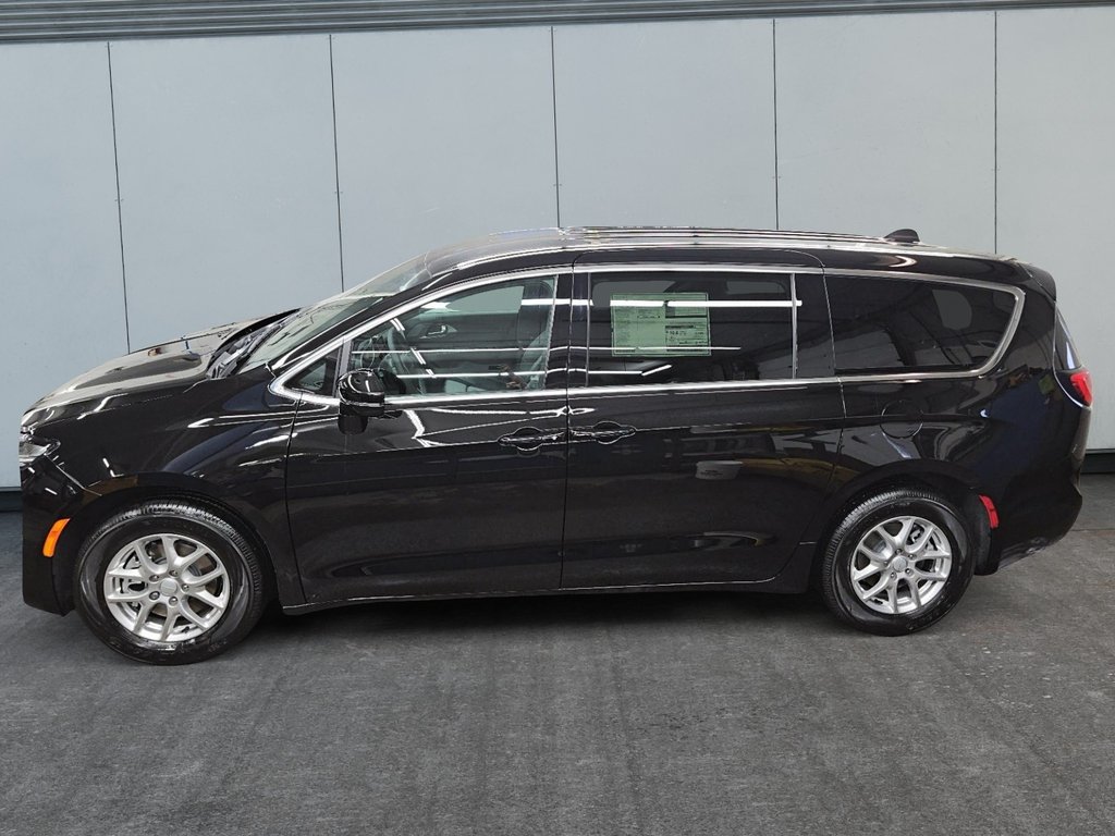 2027 Chrysler Grand Caravan SXT in Sherbrooke, Quebec - 3 - w1024h768px