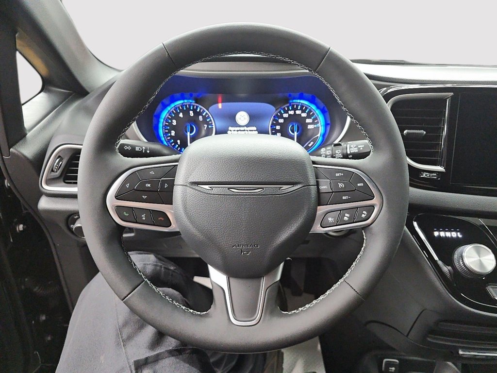 2027 Chrysler Grand Caravan SXT in Sherbrooke, Quebec - 12 - w1024h768px