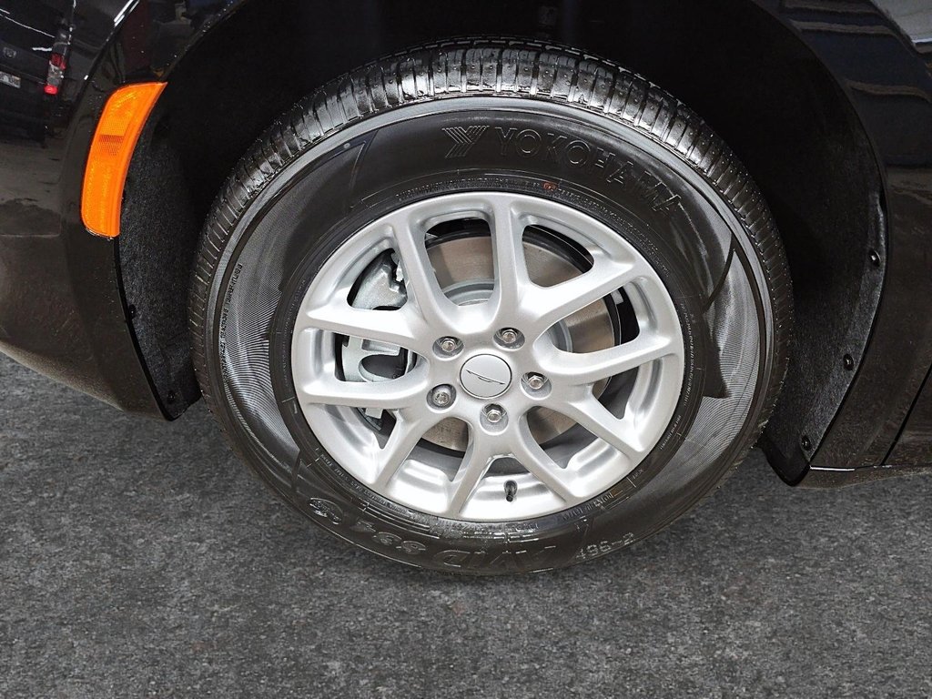 2027 Chrysler Grand Caravan SXT in Sherbrooke, Quebec - 7 - w1024h768px