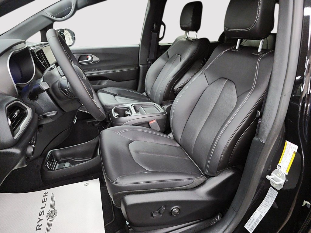 2027 Chrysler Grand Caravan SXT in Sherbrooke, Quebec - 9 - w1024h768px