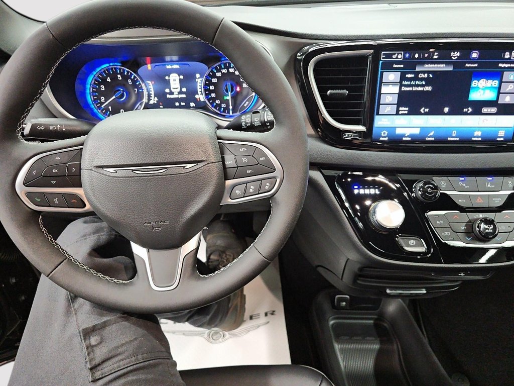 2027 Chrysler Grand Caravan SXT in Sherbrooke, Quebec - 14 - w1024h768px