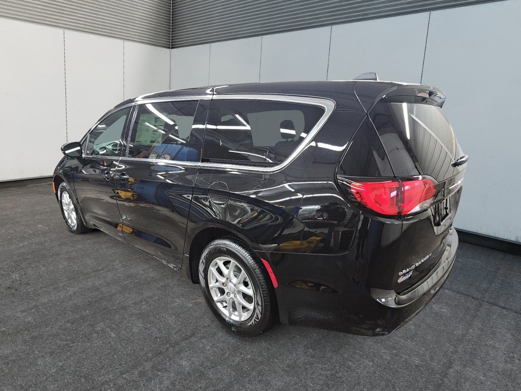 2027 Chrysler Grand Caravan SXT in Sherbrooke, Quebec - 4 - w1024h768px