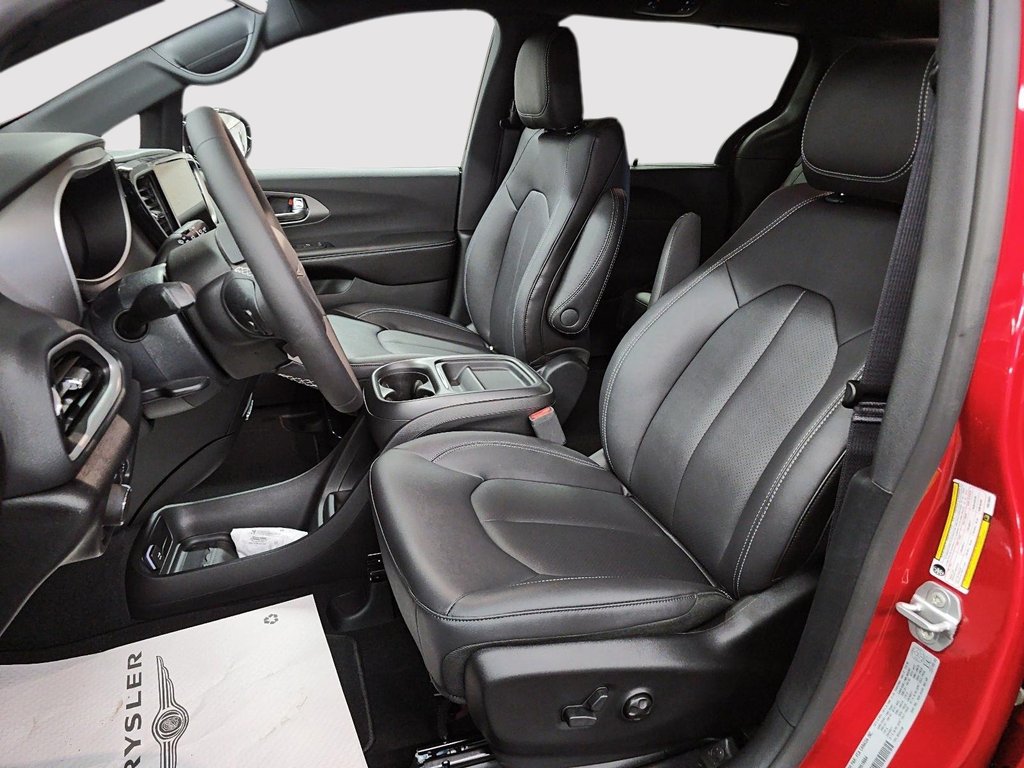 2027 Chrysler Grand Caravan SXT in St-Jean-Sur-Richelieu, Quebec - 9 - w1024h768px