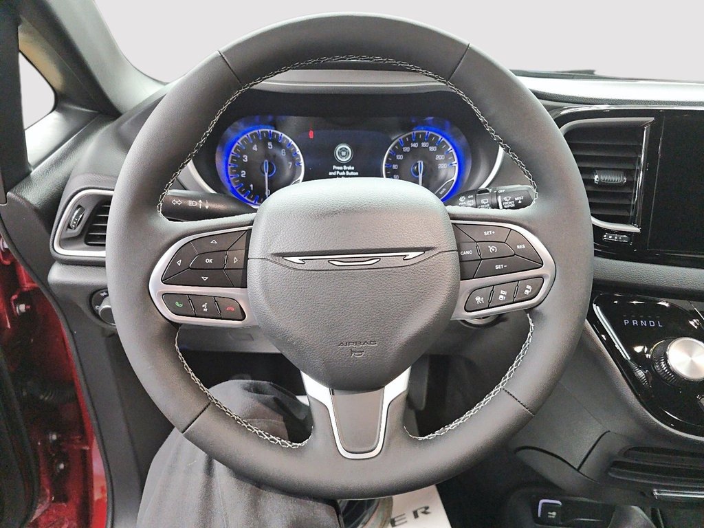 2027 Chrysler Grand Caravan SXT in St-Jean-Sur-Richelieu, Quebec - 12 - w1024h768px
