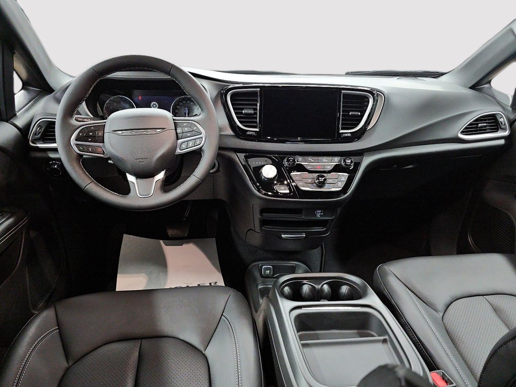 2027 Chrysler Grand Caravan SXT in St-Jean-Sur-Richelieu, Quebec - 10 - w1024h768px