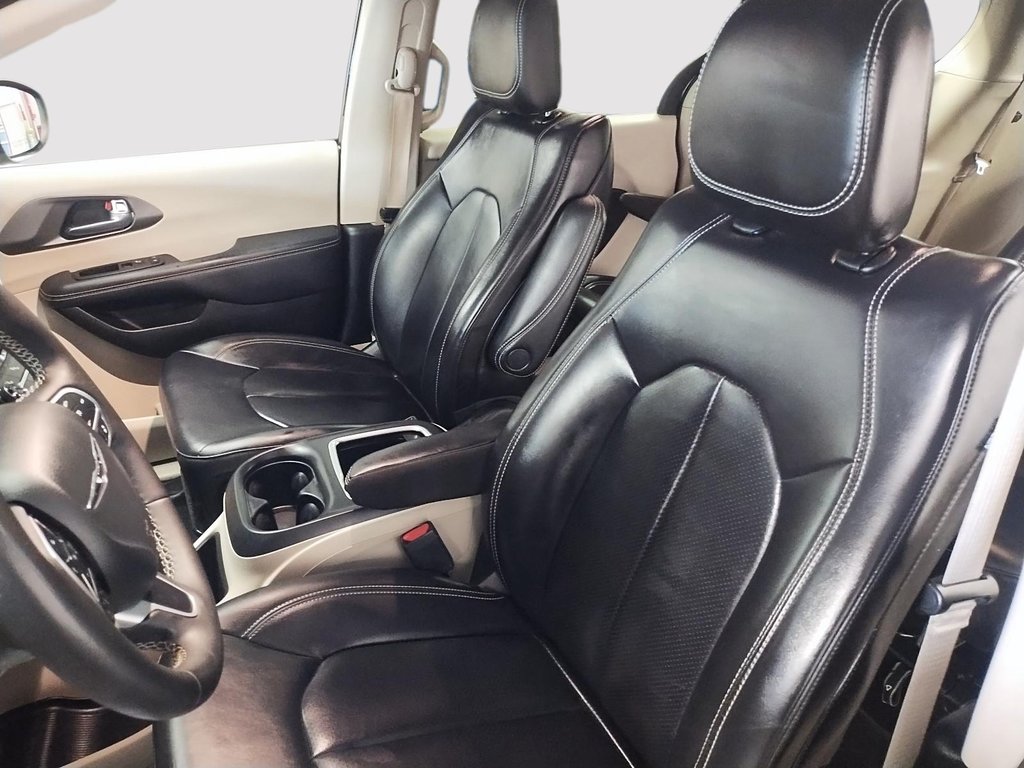 2023 Chrysler Pacifica Hybrid TOURING L in Sherbrooke, Quebec - 9 - w1024h768px