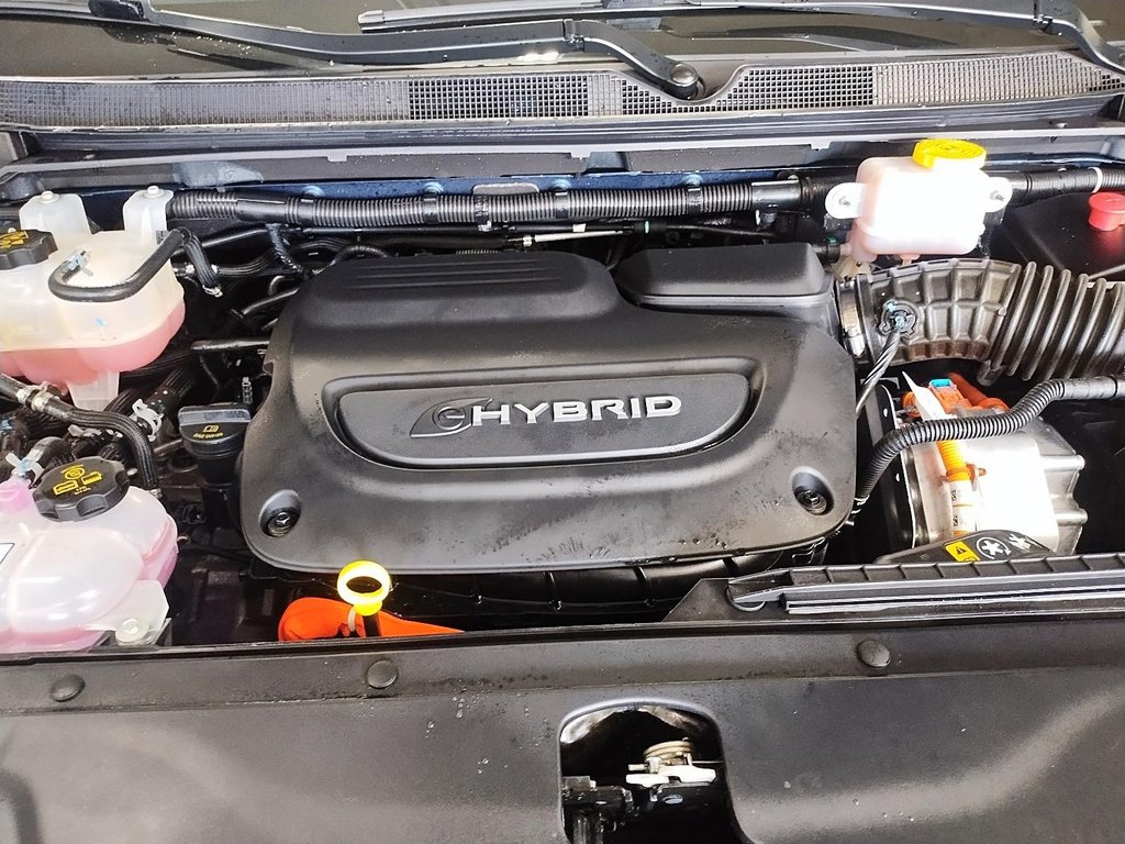2023 Chrysler Pacifica Hybrid TOURING L in Sherbrooke, Quebec - 8 - w1024h768px
