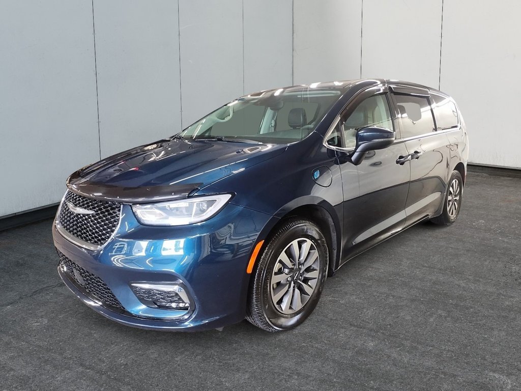 2023 Chrysler Pacifica Hybrid TOURING L in Sherbrooke, Quebec - 1 - w1024h768px