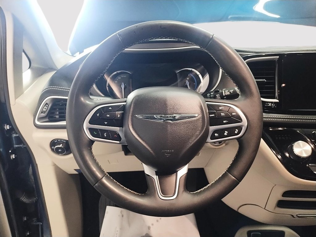 2023 Chrysler Pacifica Hybrid TOURING L in Sherbrooke, Quebec - 15 - w1024h768px