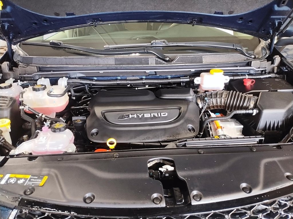 2023 Chrysler Pacifica Hybrid TOURING L in Sherbrooke, Quebec - 17 - w1024h768px