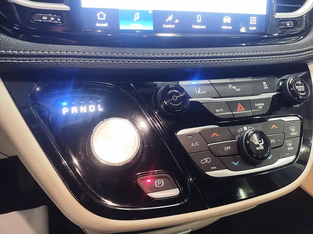 2023 Chrysler Pacifica Hybrid TOURING L in Sherbrooke, Quebec - 24 - w1024h768px