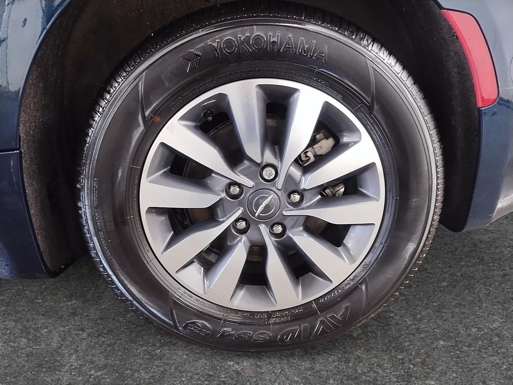 2023 Chrysler Pacifica Hybrid TOURING L in Sherbrooke, Quebec - 7 - w1024h768px