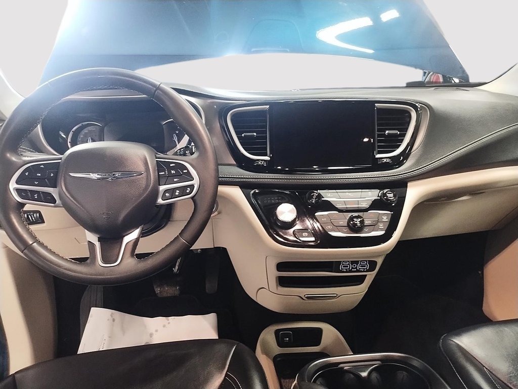 2023 Chrysler Pacifica Hybrid TOURING L in Sherbrooke, Quebec - 11 - w1024h768px