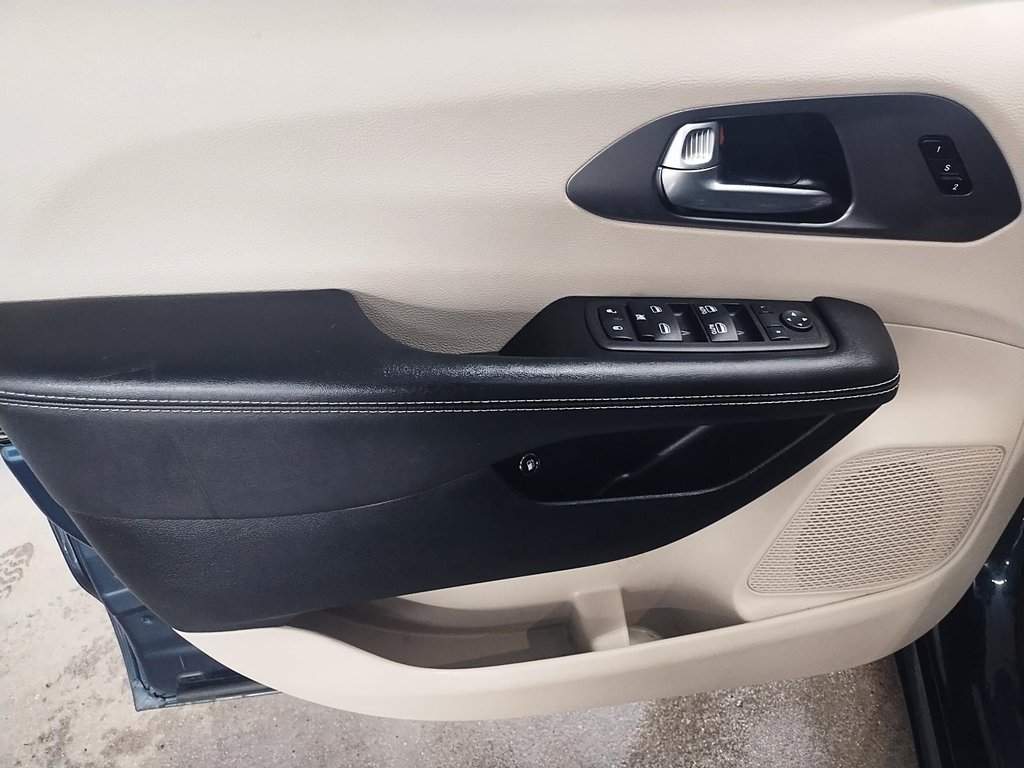 2023 Chrysler Pacifica Hybrid TOURING L in Sherbrooke, Quebec - 14 - w1024h768px