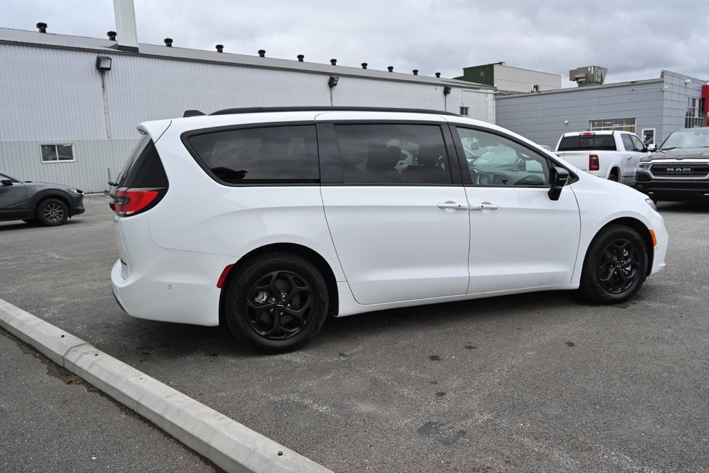 2024 Chrysler Pacifica Hybrid PREMIUM S APPEARANCE in Sherbrooke, Quebec - 3 - w1024h768px