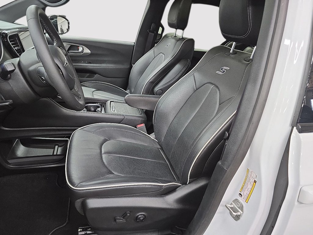 2024 Chrysler Pacifica Hybrid LIMITED ALLURE S // TOIT // CUIR in Sherbrooke, Quebec - 9 - w1024h768px