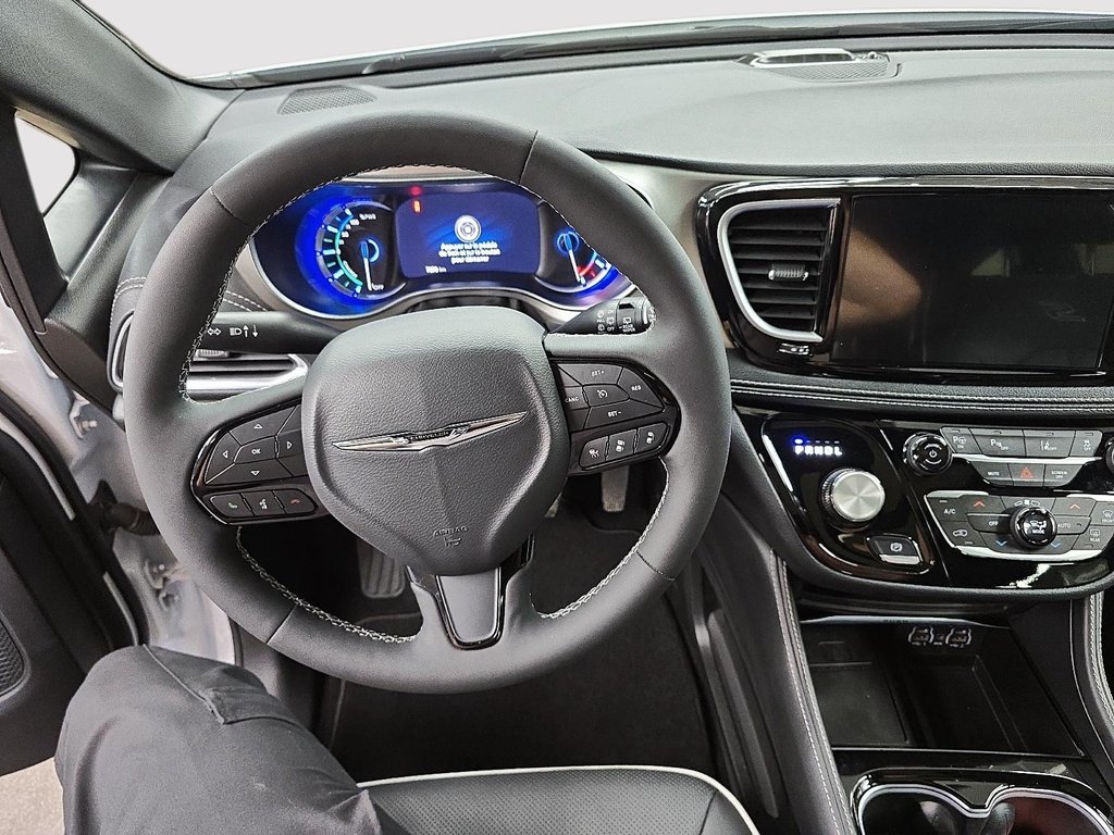 2024 Chrysler Pacifica Hybrid LIMITED ALLURE S // TOIT // CUIR in Sherbrooke, Quebec - 14 - w1024h768px