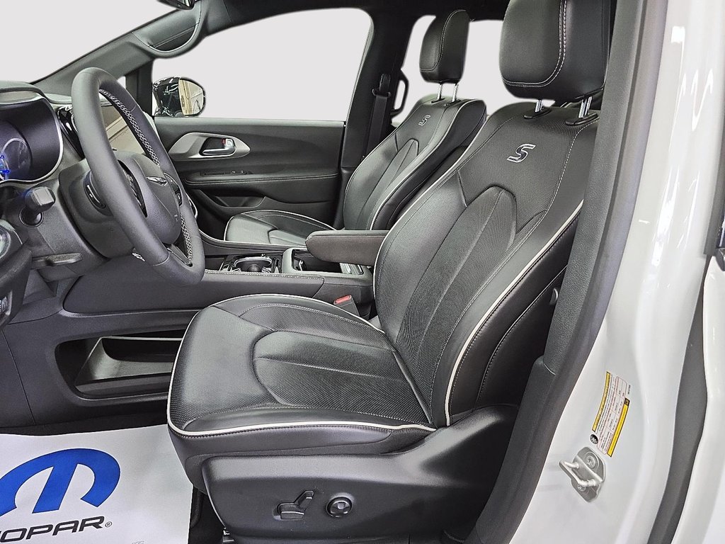 2024 Chrysler Pacifica Hybrid PREMIUM ALLURE S in Sherbrooke, Quebec - 17 - w1024h768px