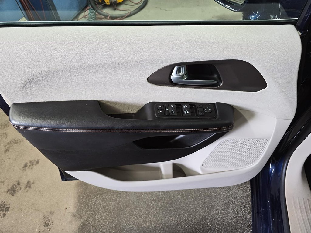 2017 Chrysler Pacifica TOURING-L // GROUPE REMORQUAGE in Sherbrooke, Quebec - 11 - w1024h768px