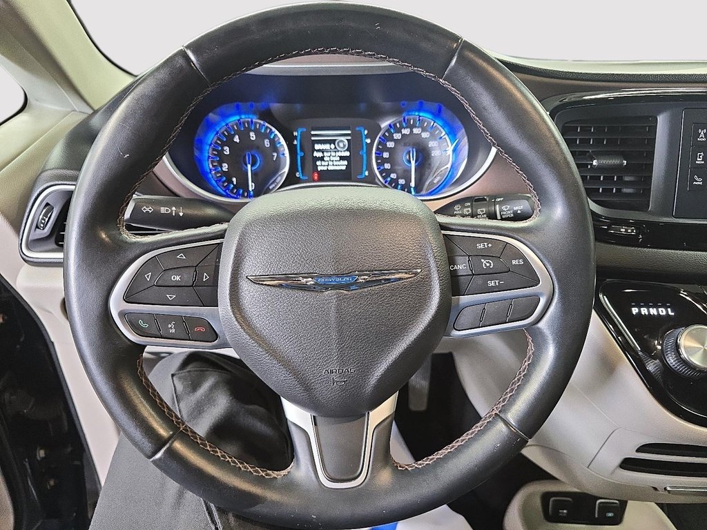 2017 Chrysler Pacifica TOURING-L // GROUPE REMORQUAGE in Sherbrooke, Quebec - 12 - w1024h768px