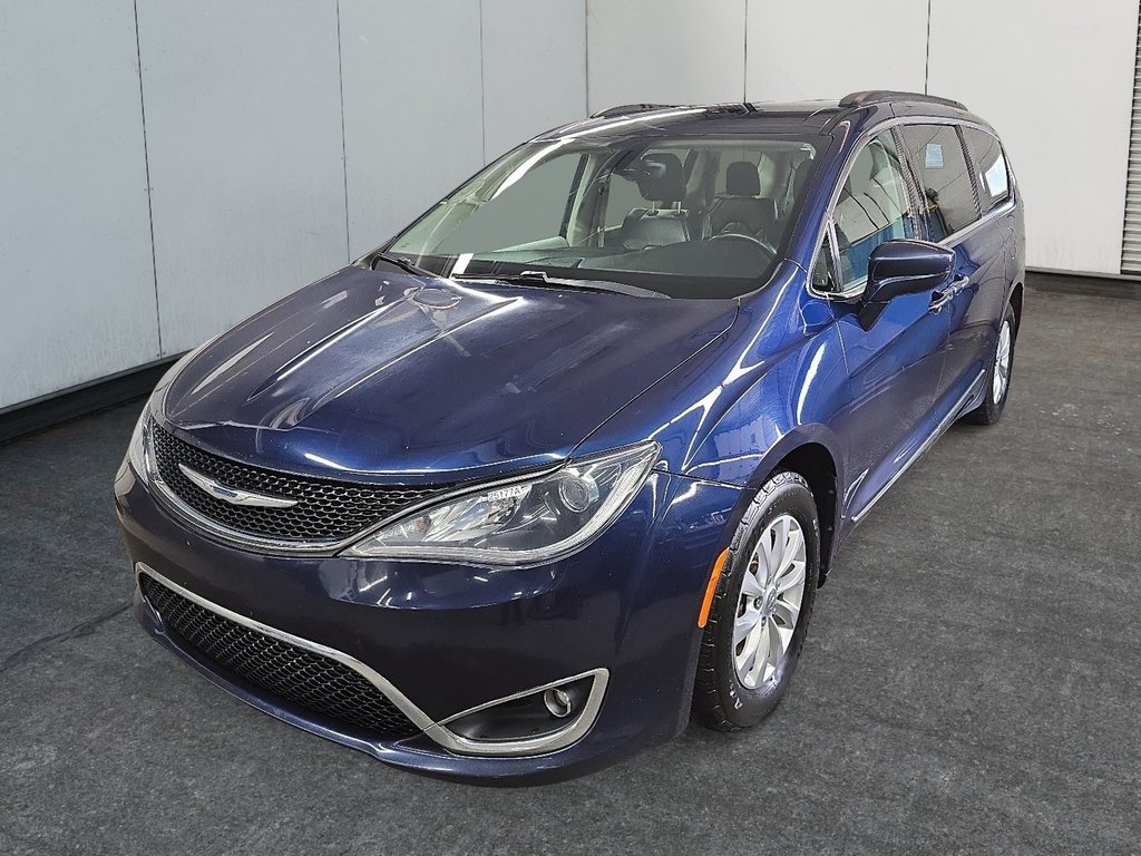 2017 Chrysler Pacifica TOURING-L // GROUPE REMORQUAGE in Sherbrooke, Quebec - 1 - w1024h768px