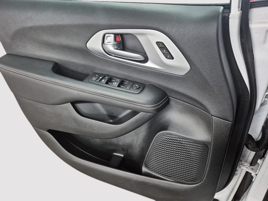 Chrysler Pacifica Touring-L Apparence S 2024 à Sherbrooke, Québec - 11 - w1024h768px