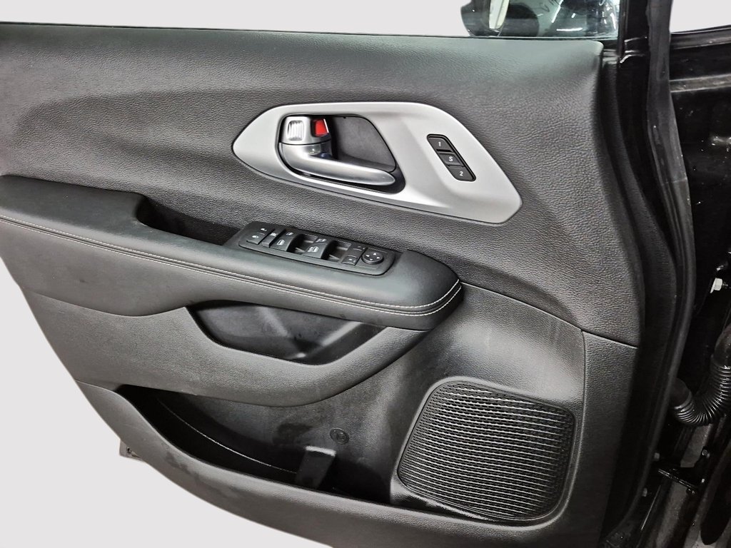 Chrysler Pacifica Touring-L Apparence S 2024 à Sherbrooke, Québec - 11 - w1024h768px