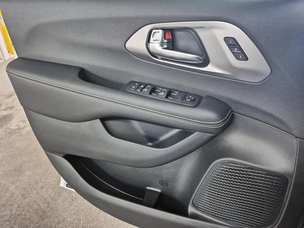 Chrysler PACIFICA SELECT AWD 2026 à Sherbrooke, Québec - 11 - w1024h768px