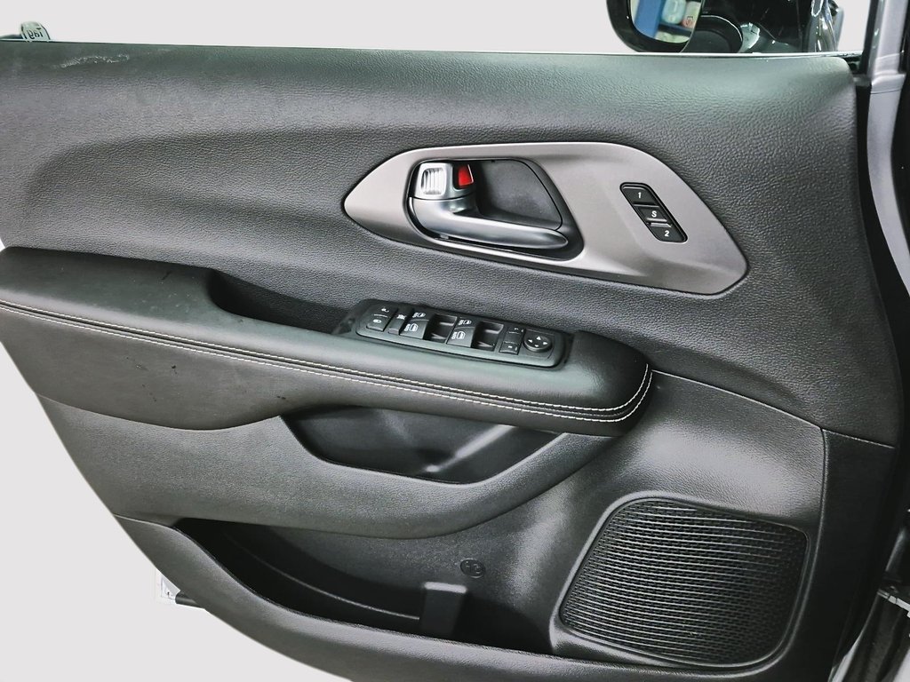 Chrysler Pacifica SELECT AWD 2026 à St-Jean-Sur-Richelieu, Québec - 11 - w1024h768px