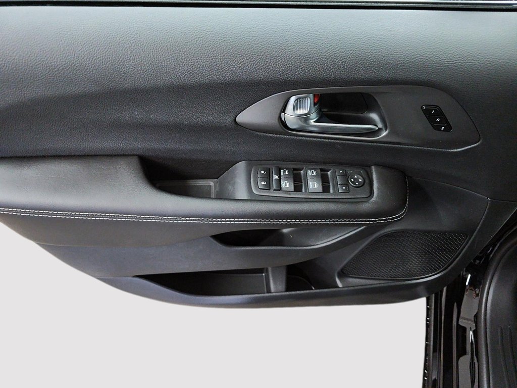 2027 Chrysler Pacifica SELECT in St-Jean-Sur-Richelieu, Quebec - 11 - w1024h768px
