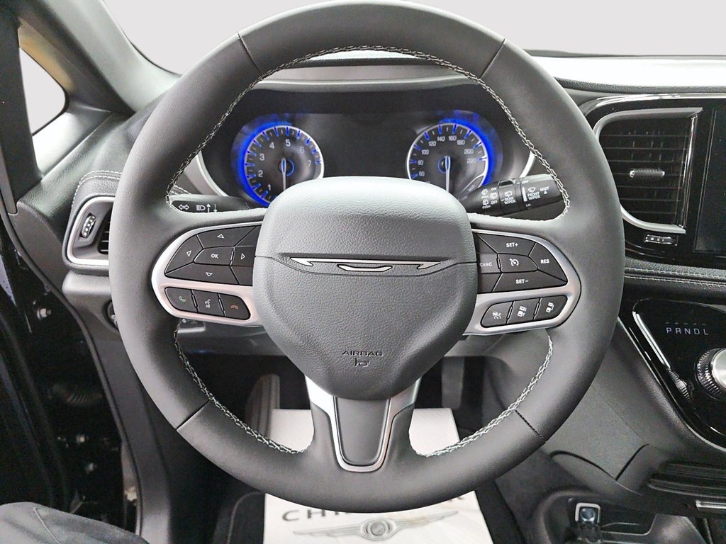 2027 Chrysler Pacifica SELECT in St-Jean-Sur-Richelieu, Quebec - 12 - w1024h768px