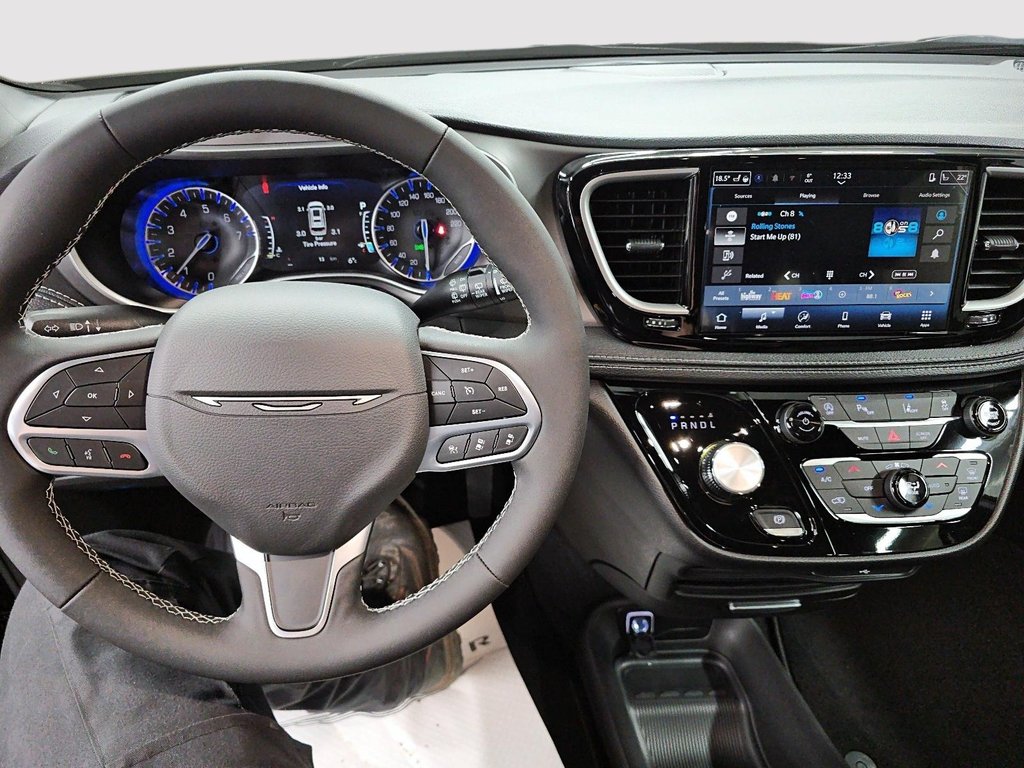 2027 Chrysler Pacifica SELECT in St-Jean-Sur-Richelieu, Quebec - 14 - w1024h768px