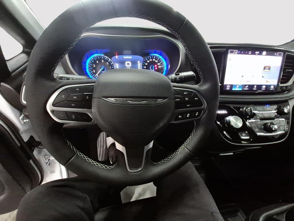 2027 Chrysler Pacifica SELECT in St-Jean-Sur-Richelieu, Quebec - 10 - w1024h768px