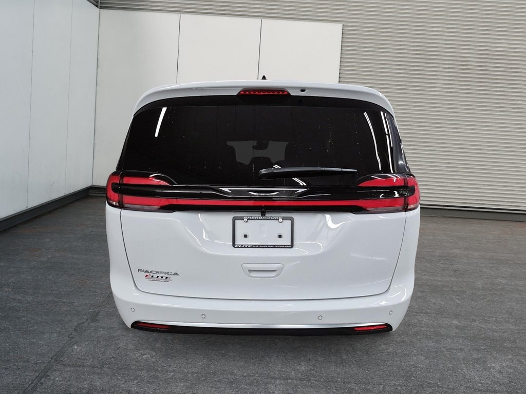 2027 Chrysler Pacifica SELECT in St-Jean-Sur-Richelieu, Quebec - 3 - w1024h768px