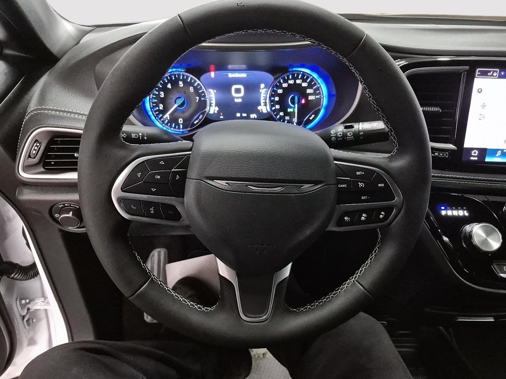 2027 Chrysler Pacifica SELECT in St-Jean-Sur-Richelieu, Quebec - 12 - w1024h768px