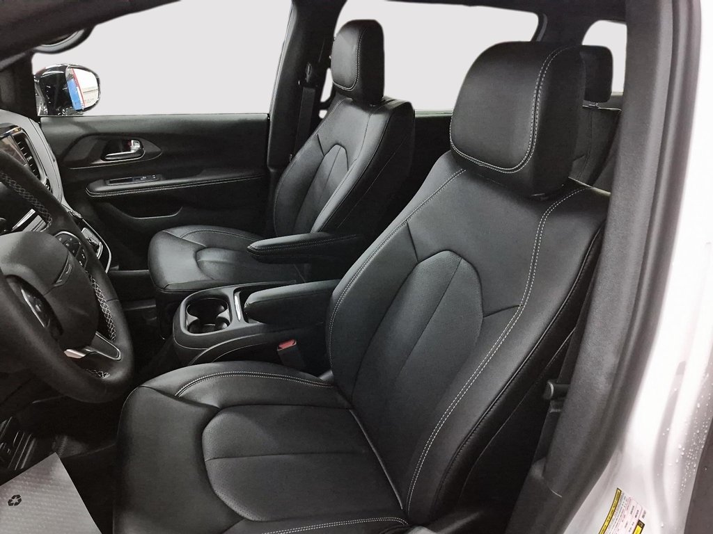 2027 Chrysler Pacifica SELECT in St-Jean-Sur-Richelieu, Quebec - 9 - w1024h768px