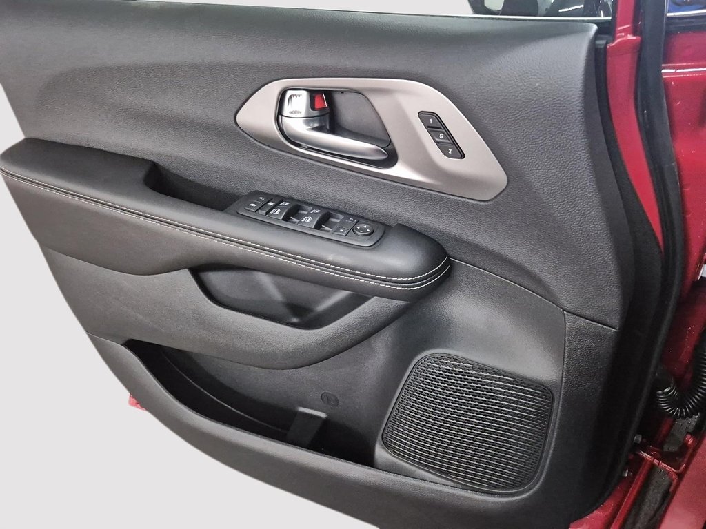 2027 Chrysler Pacifica SELECT AWD in Sherbrooke, Quebec - 11 - w1024h768px