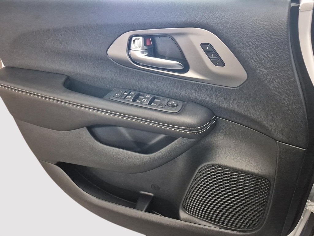 2027 Chrysler Pacifica SELECT AWD in Sherbrooke, Quebec - 11 - w1024h768px