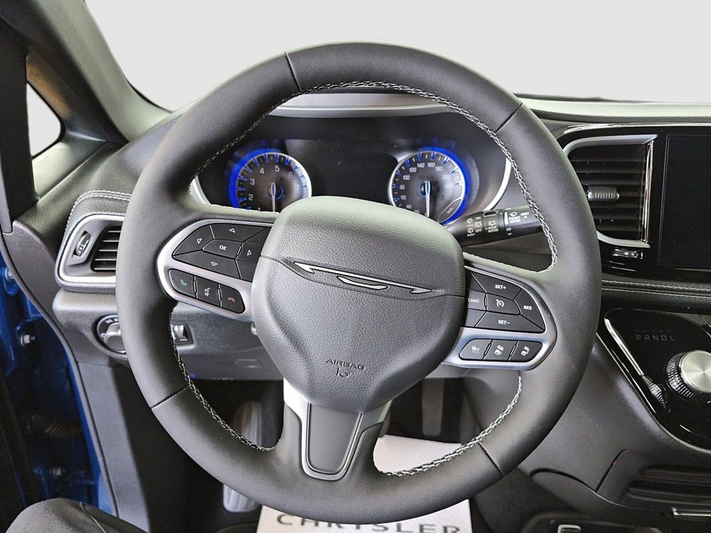 2027 Chrysler Pacifica SELECT AWD in Sherbrooke, Quebec - 12 - w1024h768px