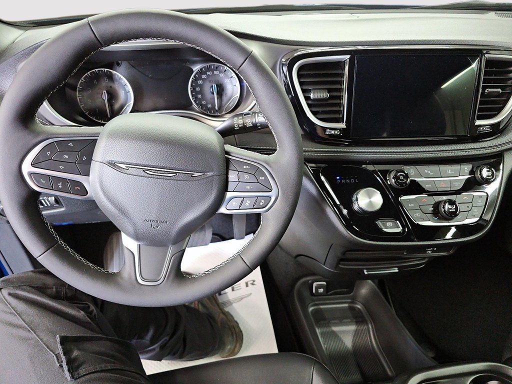 2027 Chrysler Pacifica SELECT AWD in Sherbrooke, Quebec - 14 - w1024h768px