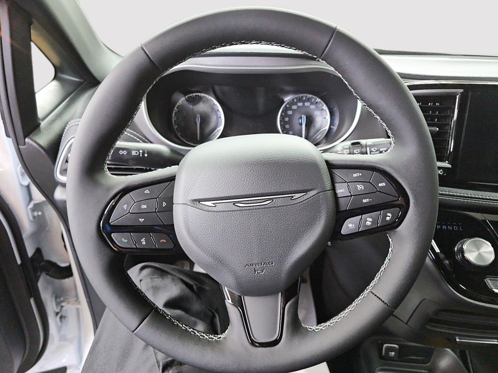 2027 Chrysler Pacifica SELECT in St-Jean-Sur-Richelieu, Quebec - 12 - w1024h768px