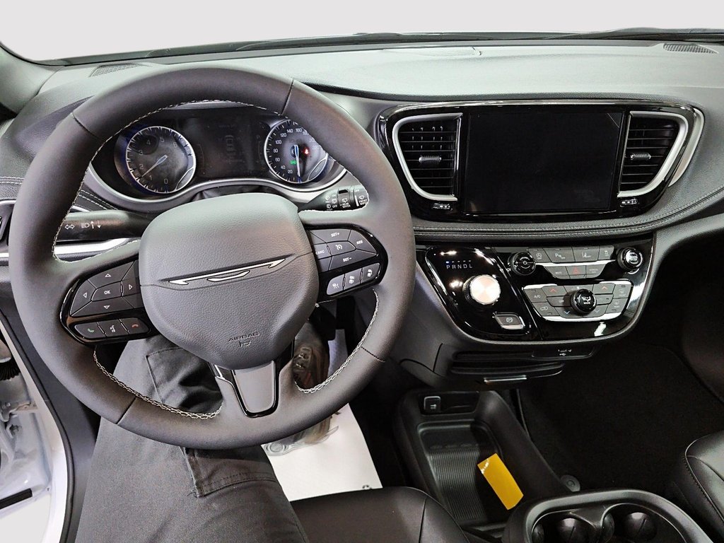 2027 Chrysler Pacifica SELECT in St-Jean-Sur-Richelieu, Quebec - 14 - w1024h768px