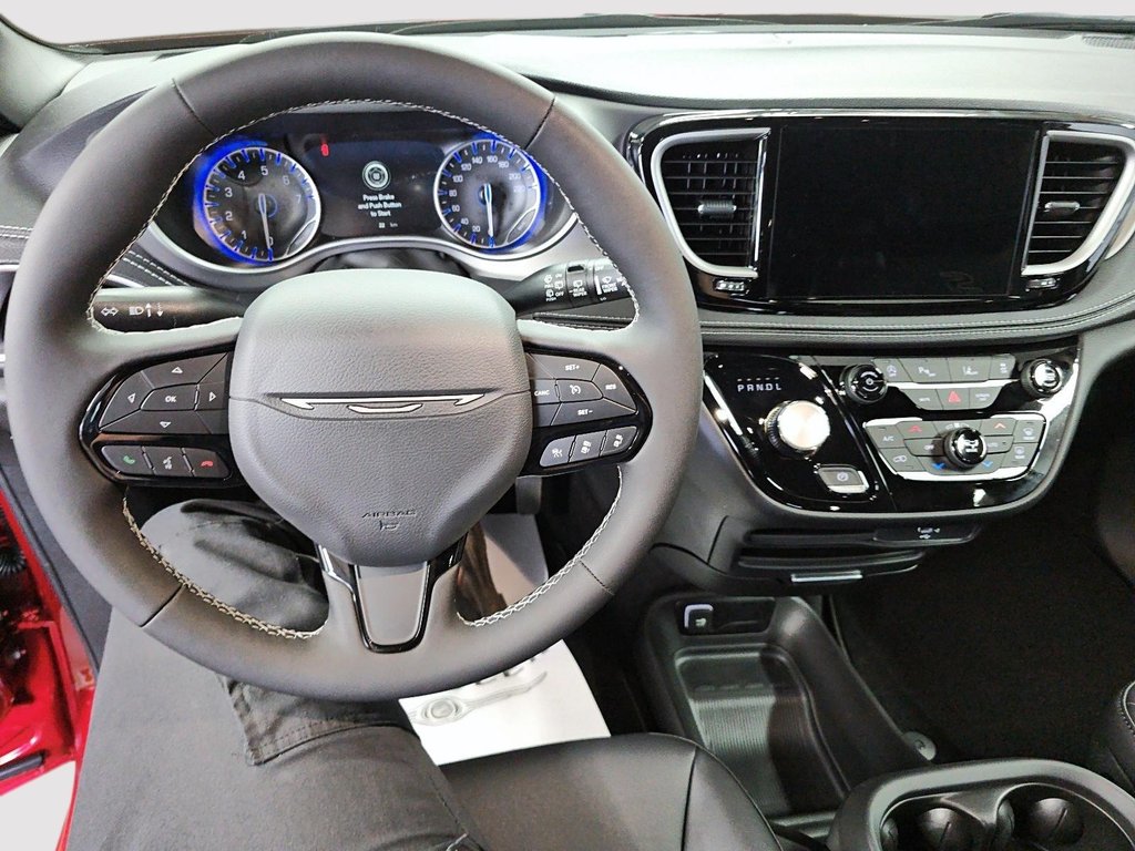 2027 Chrysler Pacifica SELECT in St-Jean-Sur-Richelieu, Quebec - 14 - w1024h768px
