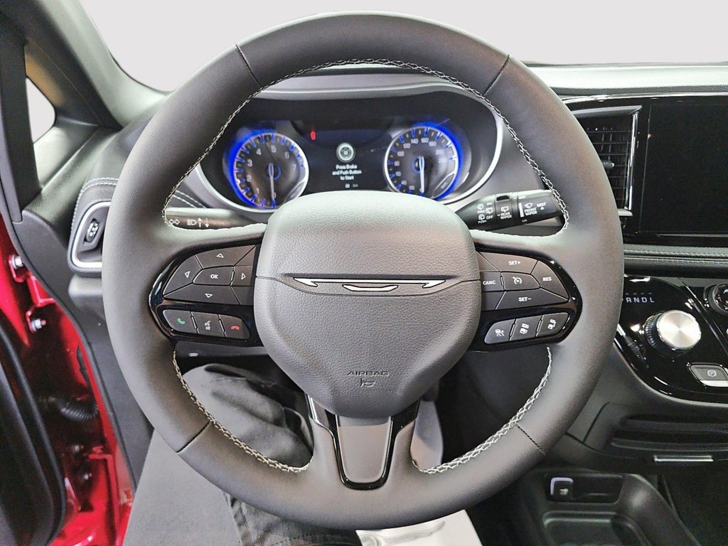 2027 Chrysler Pacifica SELECT in St-Jean-Sur-Richelieu, Quebec - 12 - w1024h768px