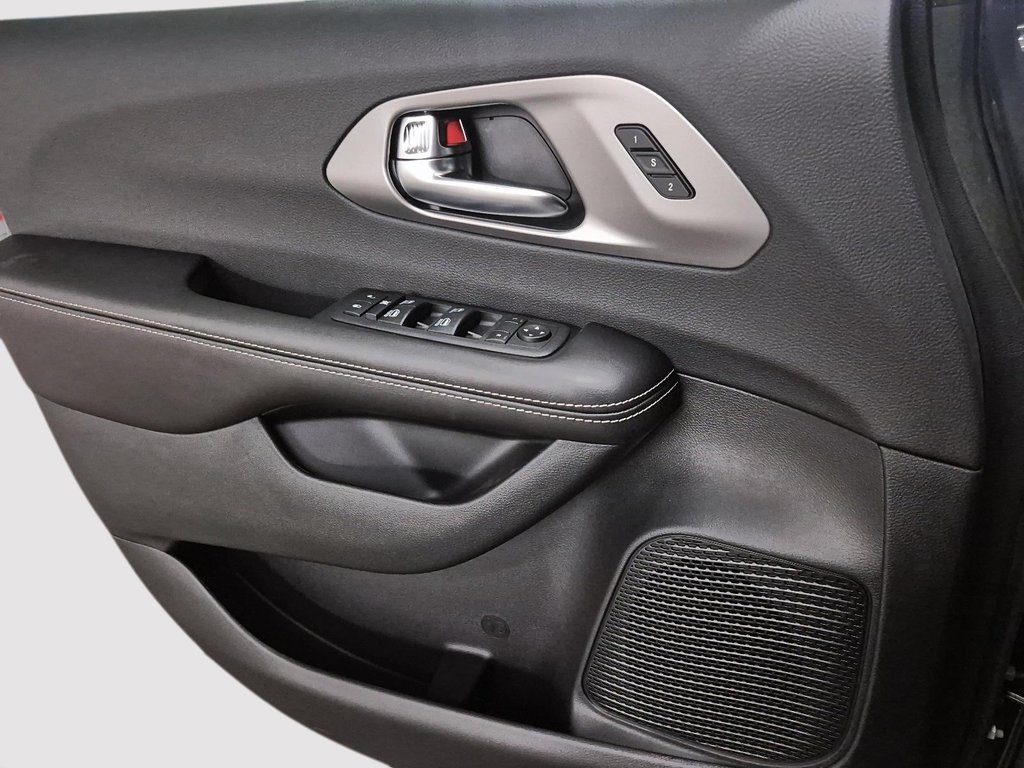 2027 Chrysler Pacifica SELECT in Sherbrooke, Quebec - 11 - w1024h768px