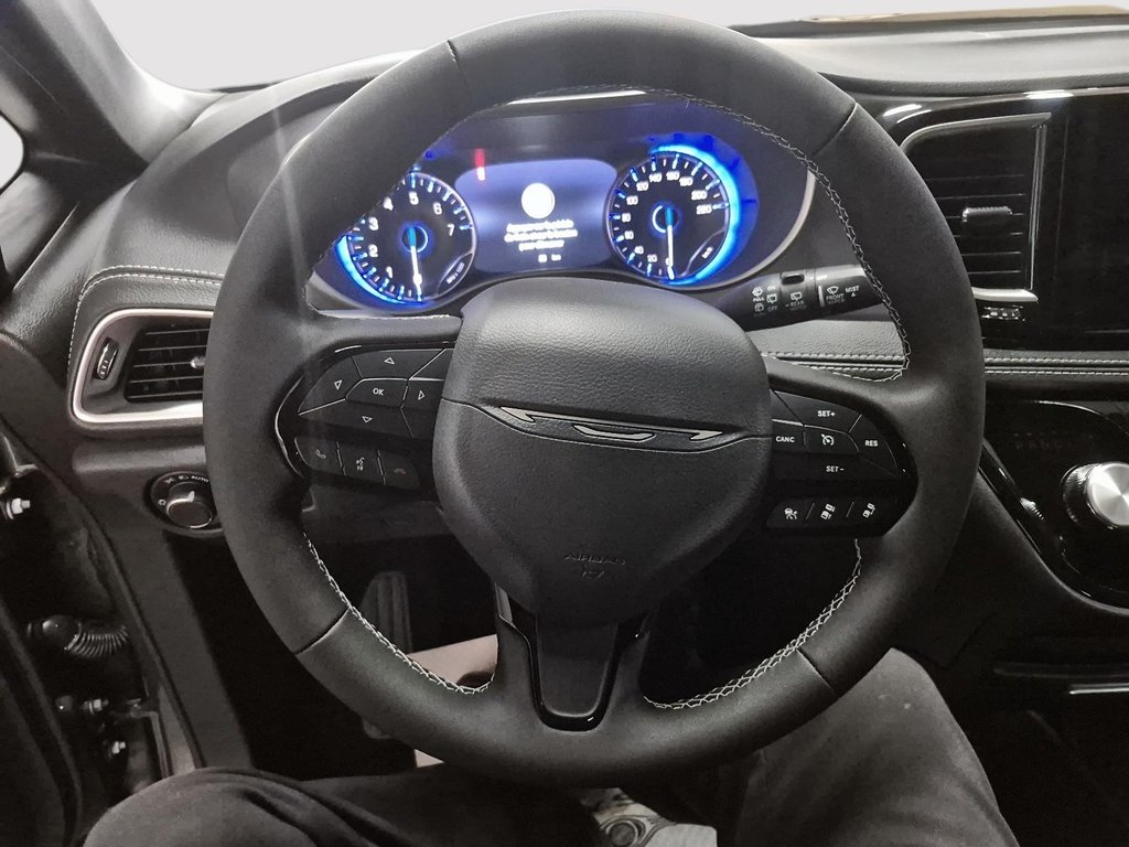 2027 Chrysler Pacifica SELECT in Sherbrooke, Quebec - 12 - w1024h768px
