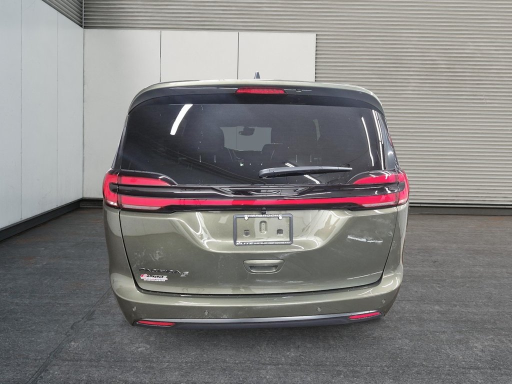 2027 Chrysler Pacifica SELECT in Sherbrooke, Quebec - 5 - w1024h768px