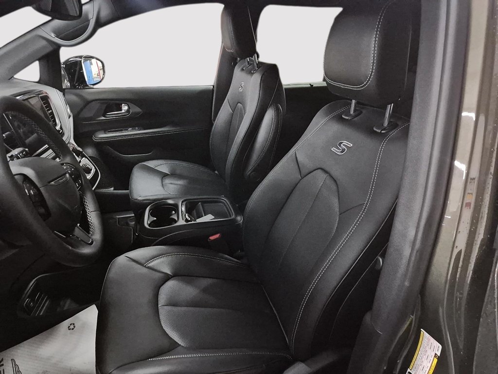 2027 Chrysler Pacifica SELECT in Sherbrooke, Quebec - 9 - w1024h768px