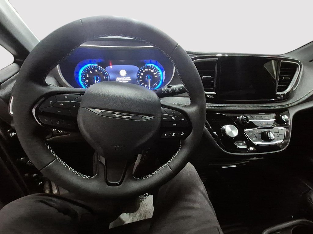 2027 Chrysler Pacifica SELECT in Sherbrooke, Quebec - 10 - w1024h768px