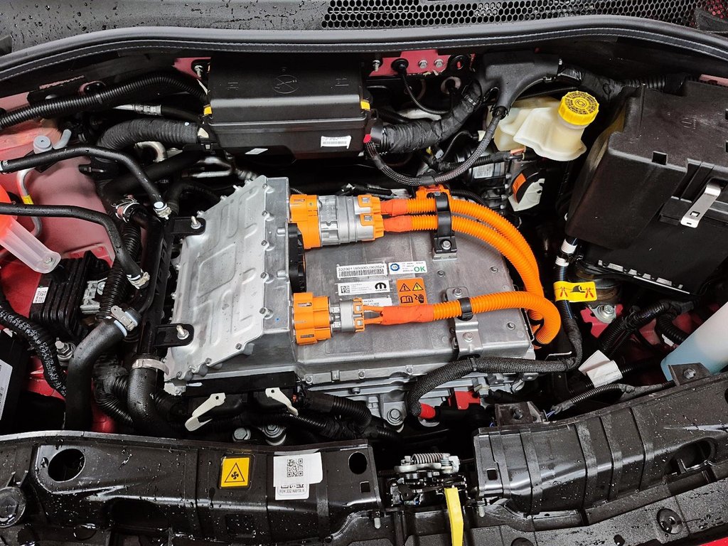 2025 Fiat 500e RED in St-Jean-Sur-Richelieu, Quebec - 8 - w1024h768px